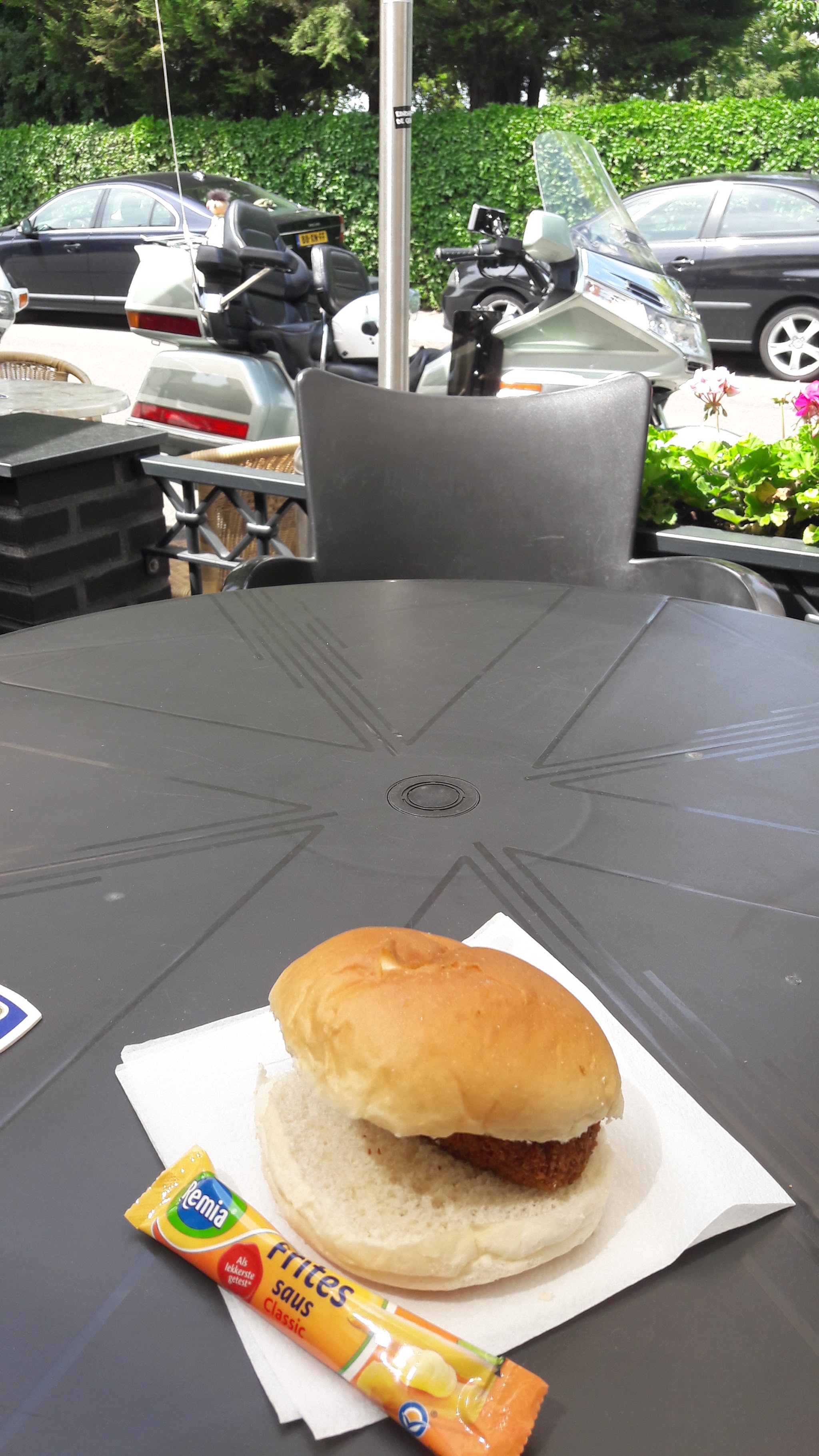 Een broodje kroket op een tafel op het terras