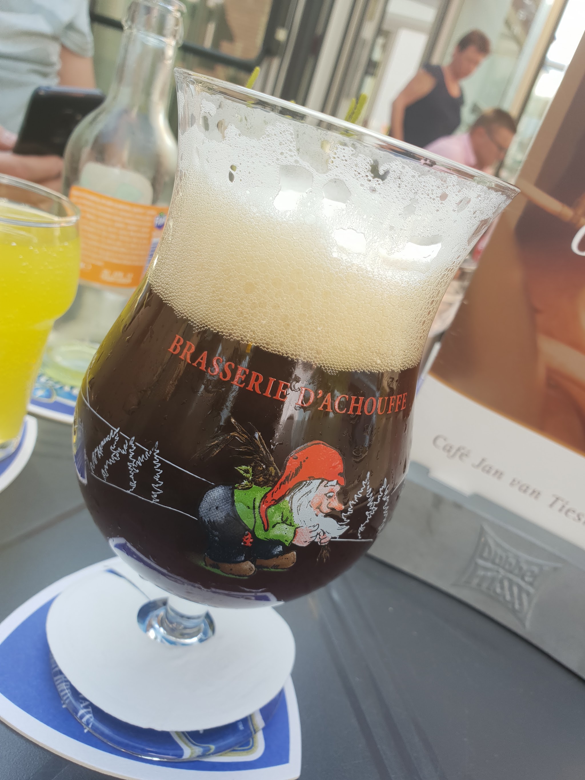 Een glas speciaalbier op tafel in het café